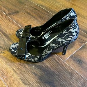Hollywould black lace pumps